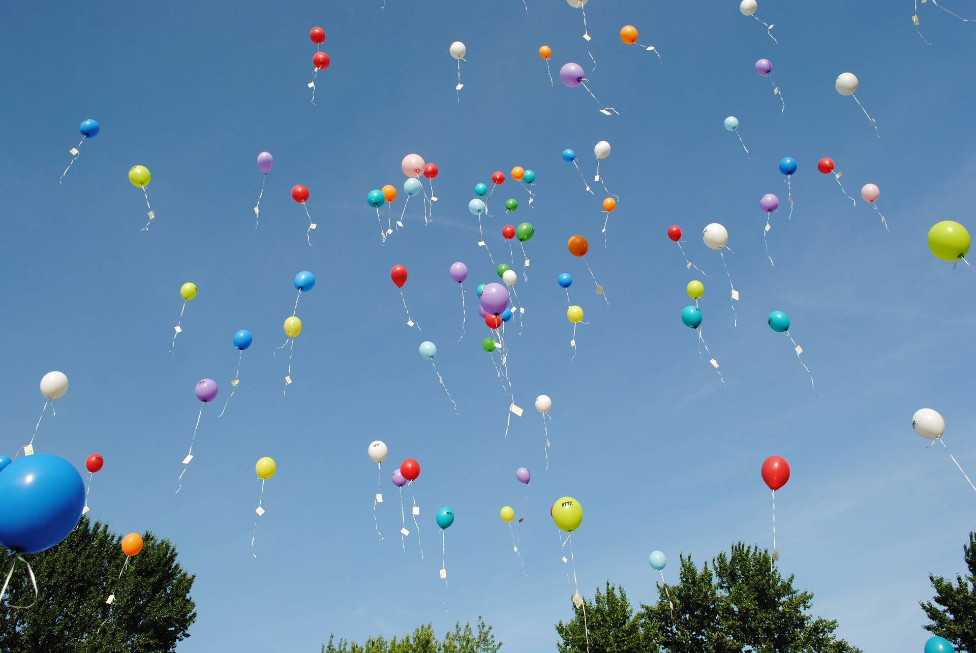 Quelle: https://pixabay.com/photos/balloons-celebration-float-helium-1012541/